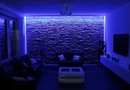 Steinwandbeleuchtung mit Farbwechsel im Wohnzimmer