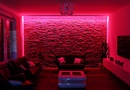 Steinwandbeleuchtung mit Farbwechsel im Wohnzimmer