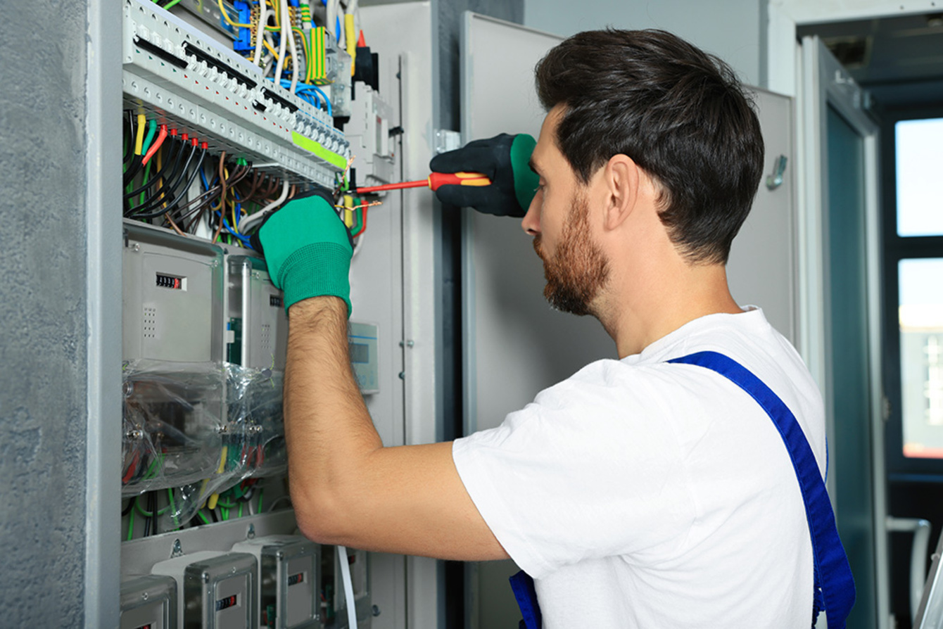 Nieder­spannungs­anlagen bei Elektro Raab GmbH & Co. KG in Oberviechtach